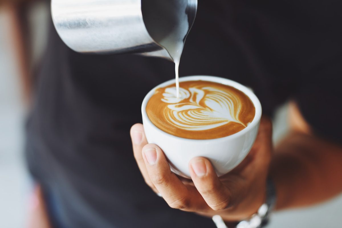 Kawa ziarnista vs mielona – co wybrać?