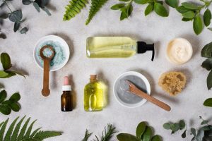 Jak naturalne kosmetyki oparte na surowcach roślinnych mogą przeciwdziałać problemom skórnym?