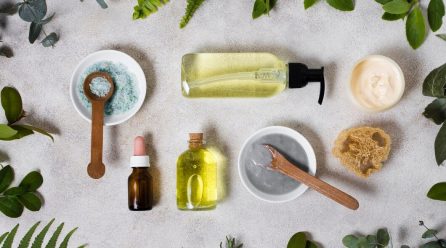 Jak naturalne kosmetyki oparte na surowcach roślinnych mogą przeciwdziałać problemom skórnym?
