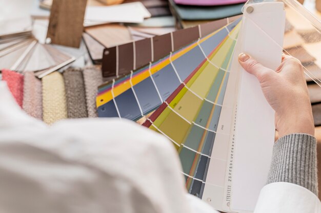 Tworzenie harmonii w domu: porady dotyczące balansu kolorów i materiałów