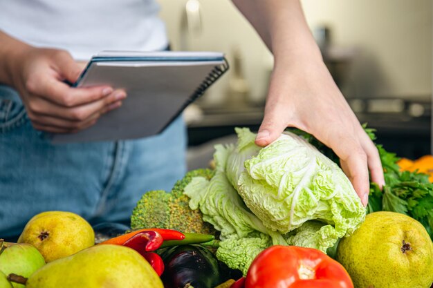 Porady na zdrowe i oszczędne zakupy online: wybieramy świeże produkty spożywcze