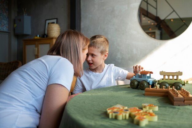 Jak wczesne wspomaganie rozwoju wpływa na umiejętności społeczne dzieci?